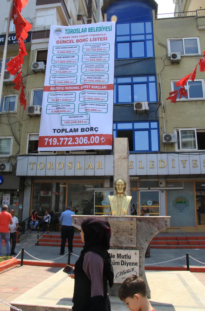 Toroslar Belediyesinin borçları belediye binasına asıldı