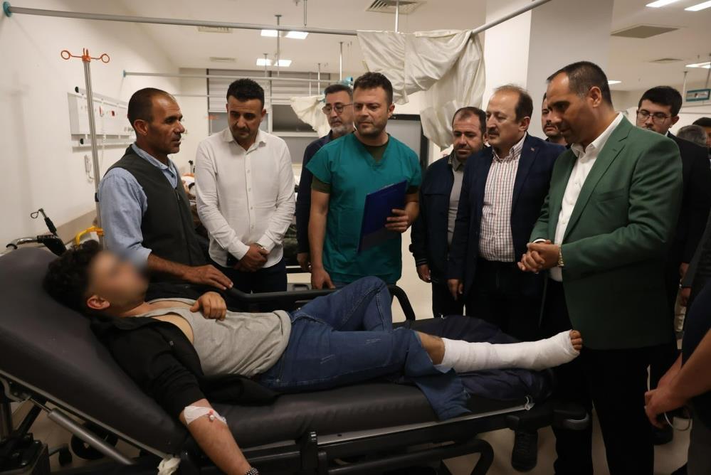 Vali Pehlivan, kazada yaralananları hastanede ziyaret etti