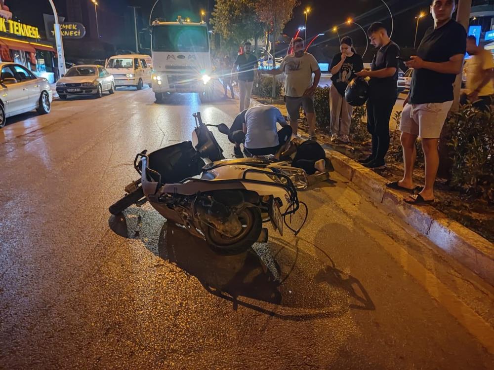 Hafif ticari araç ile motosiklet çarpıştı
