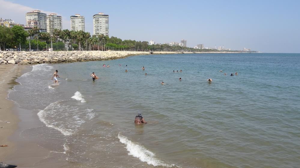 Vatandaşlar serinlemek için deniz ve gölgelere akın ediyor