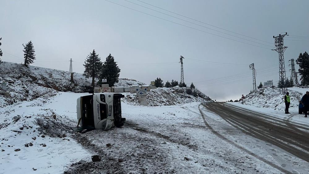 Okul servisi karlı yolda devrildi