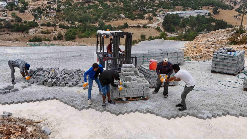 Mahallelerin yolları kilit parkeyle yenileniyor