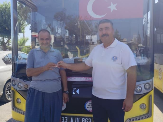 Belediye otobüsü şoförü bulduğu altını sahibine teslim etti