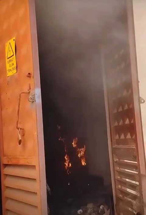 Trafo, sıcak havanın etkisiyle alevlere teslim oldu