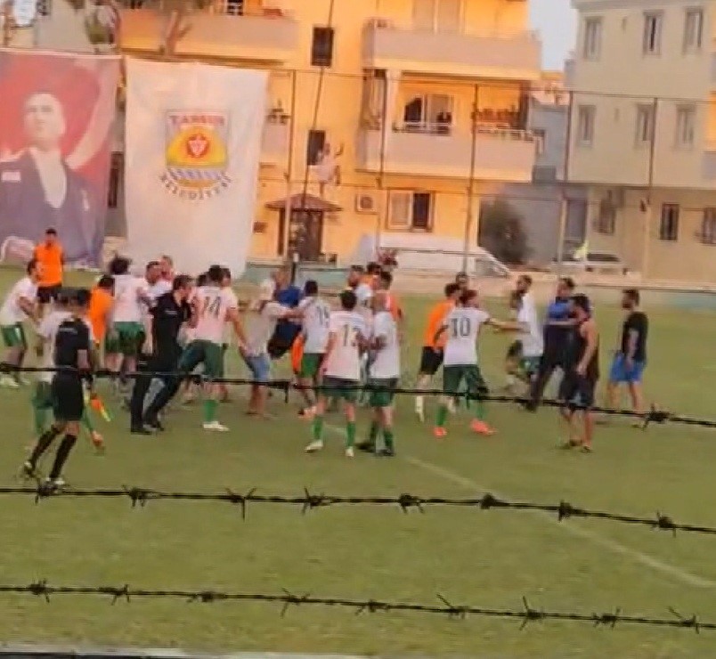 Futbolcular tekme tokat birbirine girdi