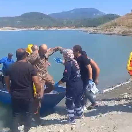 Eğitim uçağındaki pilotları çiftçi teknesiyle kurtardı