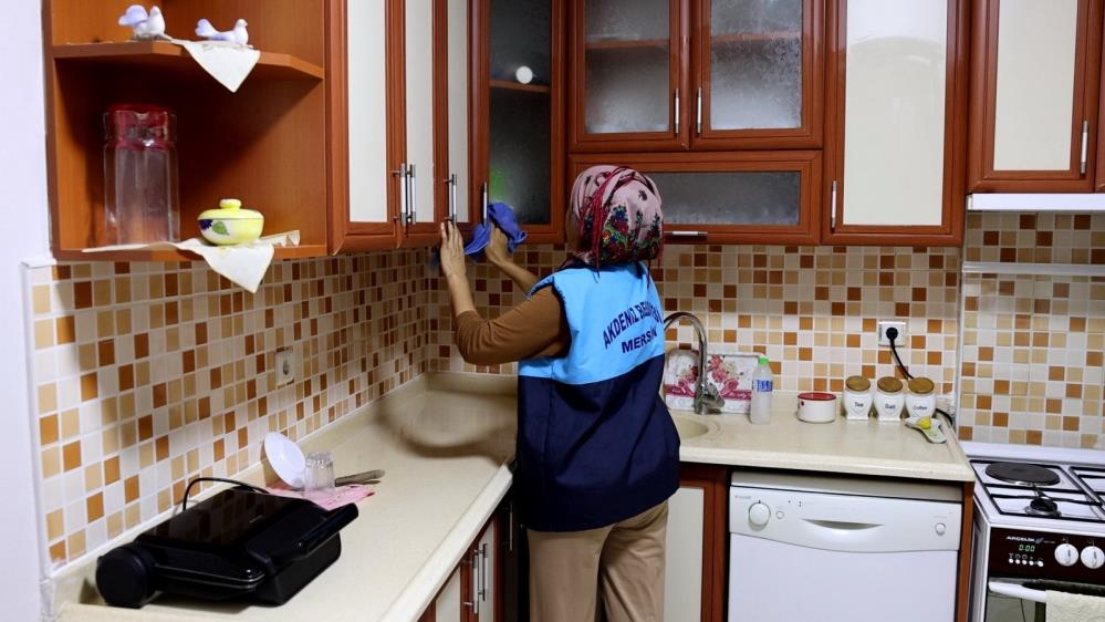 Belediyenin evde temizlik hizmeti sürüyor