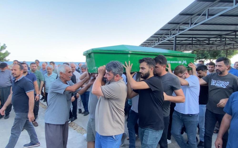 İşçi servisi kazasında hayatını kaybeden 4 kişiden biri toprağa verildi