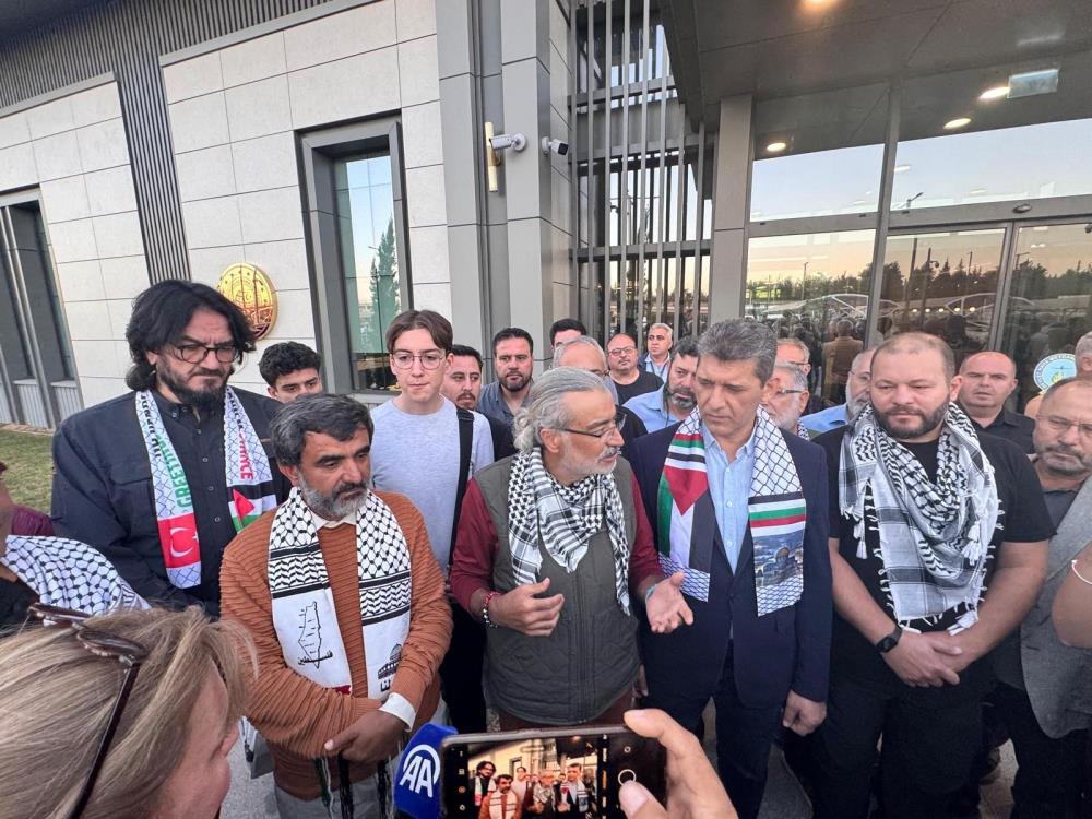 İsrail'in alıkoyduğu 2 aktivist Antalya'ya döndü