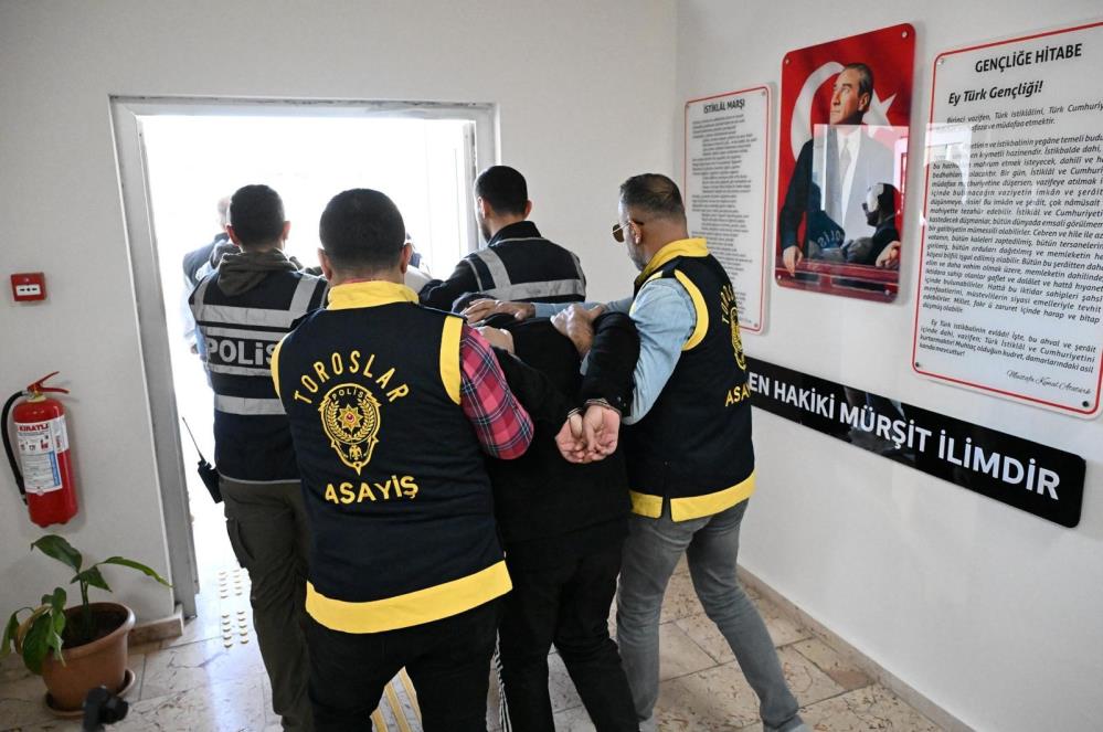 Taksiciyi darp edip bıçaklayan zanlılardan 2'si tutuklandı