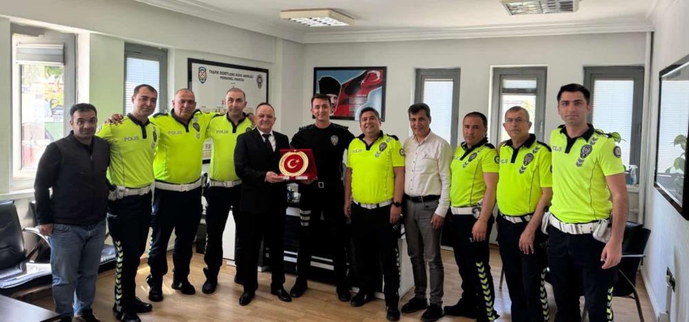 30 yıllık trafik polisinden duygulandıran veda