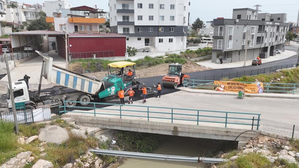 Yollar sıcak asfaltla yenilendi