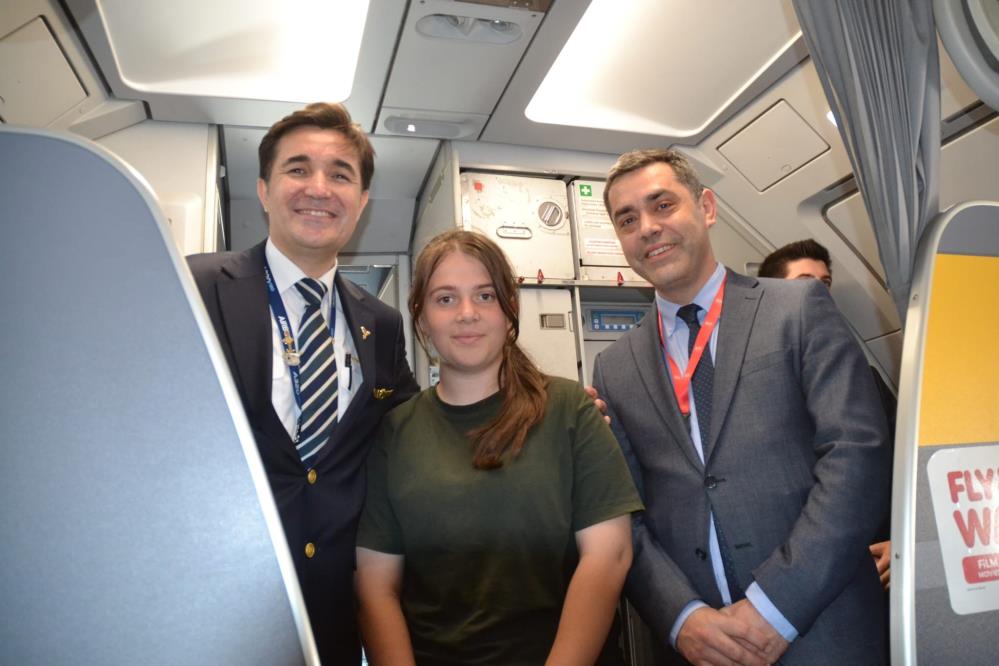 Çocuklar, ilk defa uçak görmenin mutluluğunu yaşadı