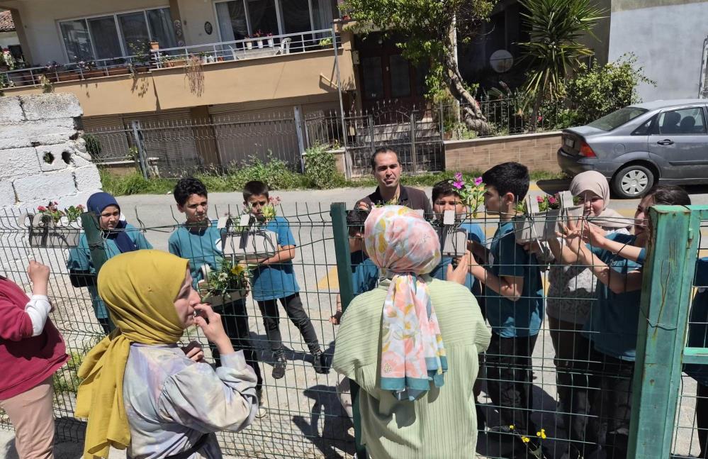 Anamur'da Öğrenciler çiçeklerle iyilik mesajı verdi