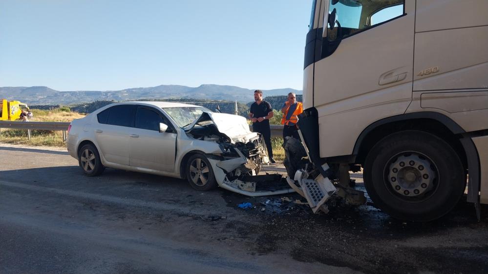Otomobil ile tır kafa kafaya çarpıştı