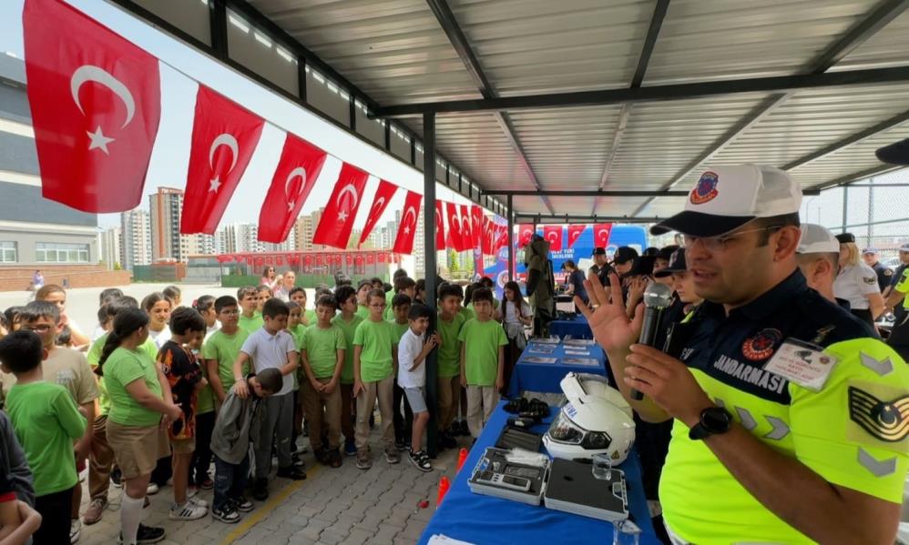  jandarmadan öğrencilere tanıtım etkinliği