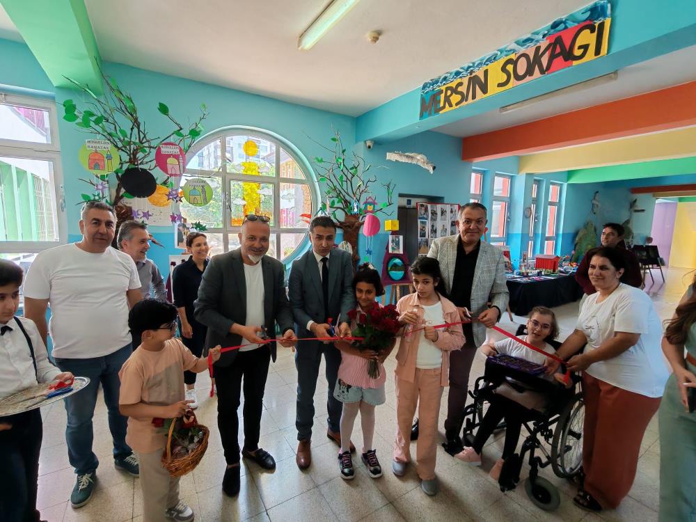 'Aynı gökyüzünün farklı yıldızlarıyız' sergisi büyük beğeni topladı