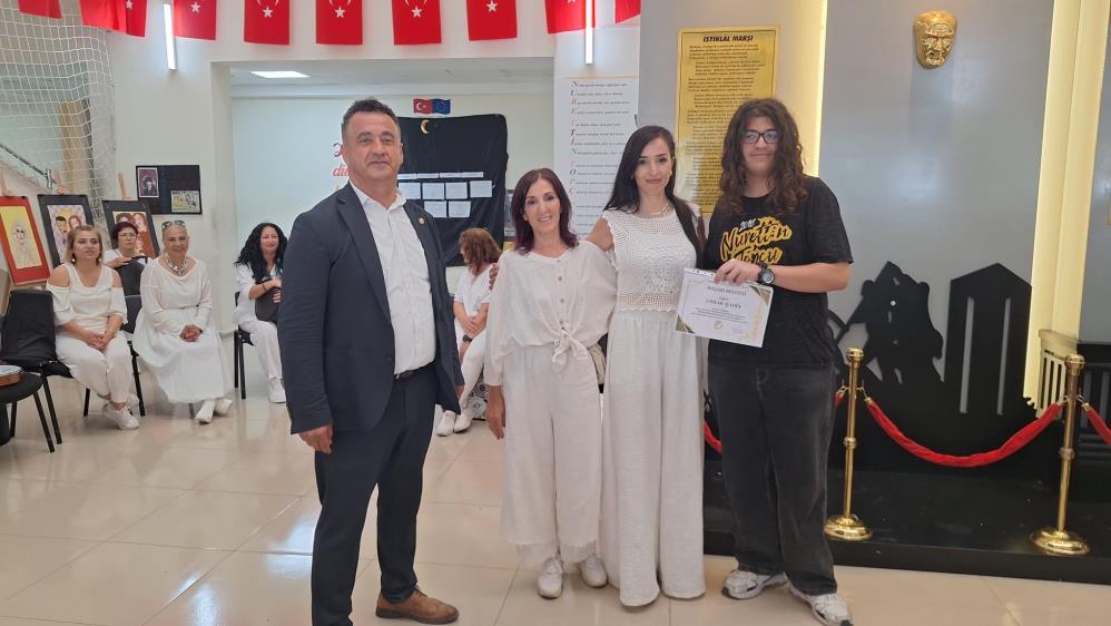 Anneanne, kızı ve torunu motivasyon etkinliğinde sahneye çıktı