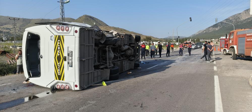 Öğrenci servisi devrildi: 17 yaralı