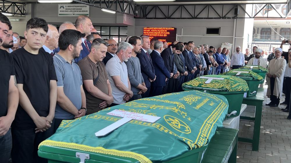 Vahşette hayatını kaybedenlerin cenaze namazı kılındı