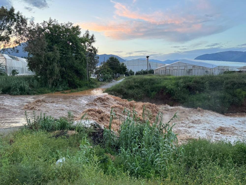 Anamur'da Sel suları yolu aştı, bahçeler sular altında kaldı