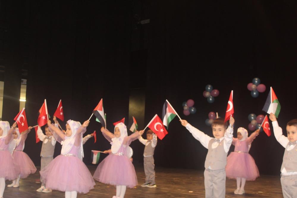 Miniklerin sahne performansı ilgiyle izlendi
