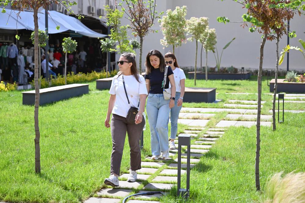 Kırmızı Lacivert Kent Meydanı vatandaşların kullanımına açıldı