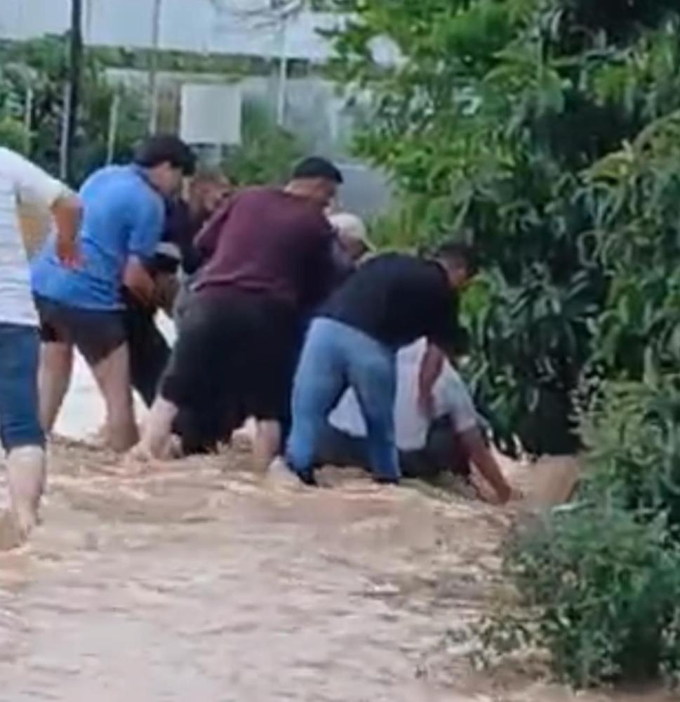 Sele kapılan şahsı mahalle sakinleri kurtardı