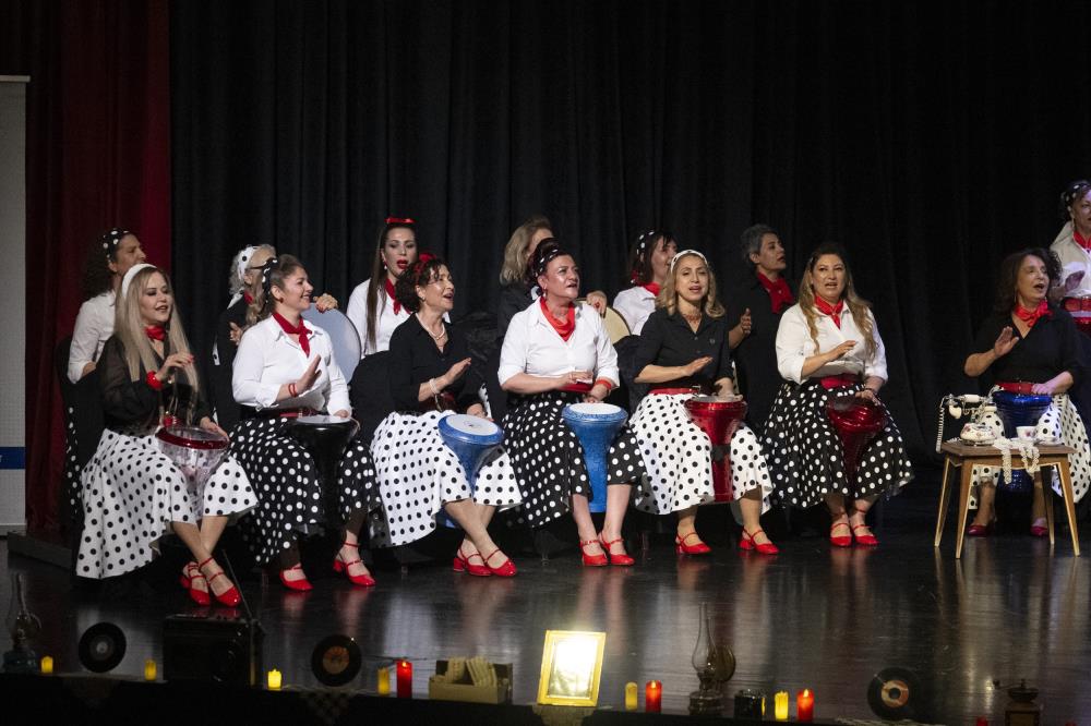 ‘Naftalin Kokulu Anılar Sandığı’ konseri izleyenleri geçmişe götürdü