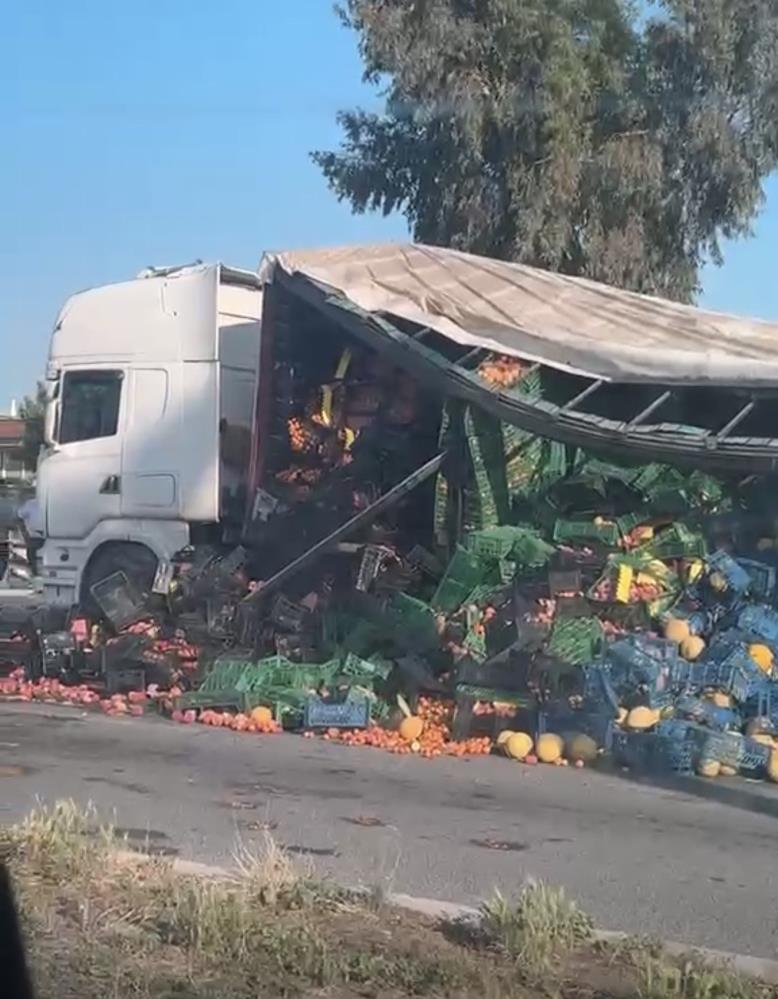 Sebze meyve yüklü tırın çadırı yırtıldı, ürünler yola savruldu