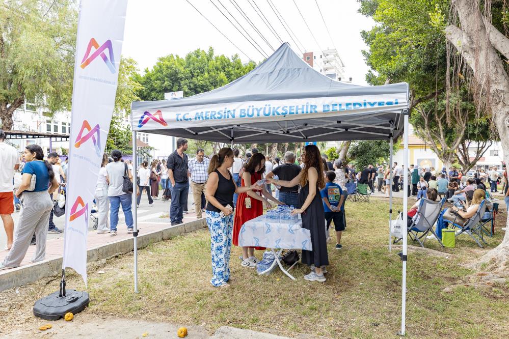 Büyükşehir Belediyesinden LGS günü su ikramı
