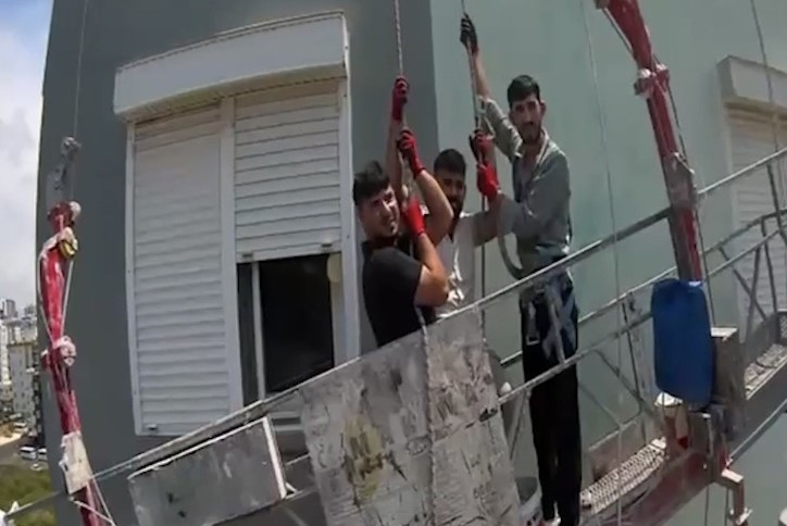 İskelede mahsur kalan 3 işçi kurtarıldı