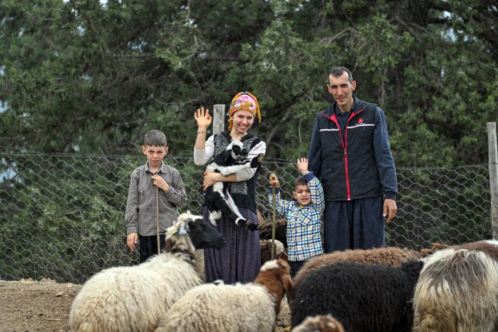 Bir koyun alamayan aile sürü sahibi oldu