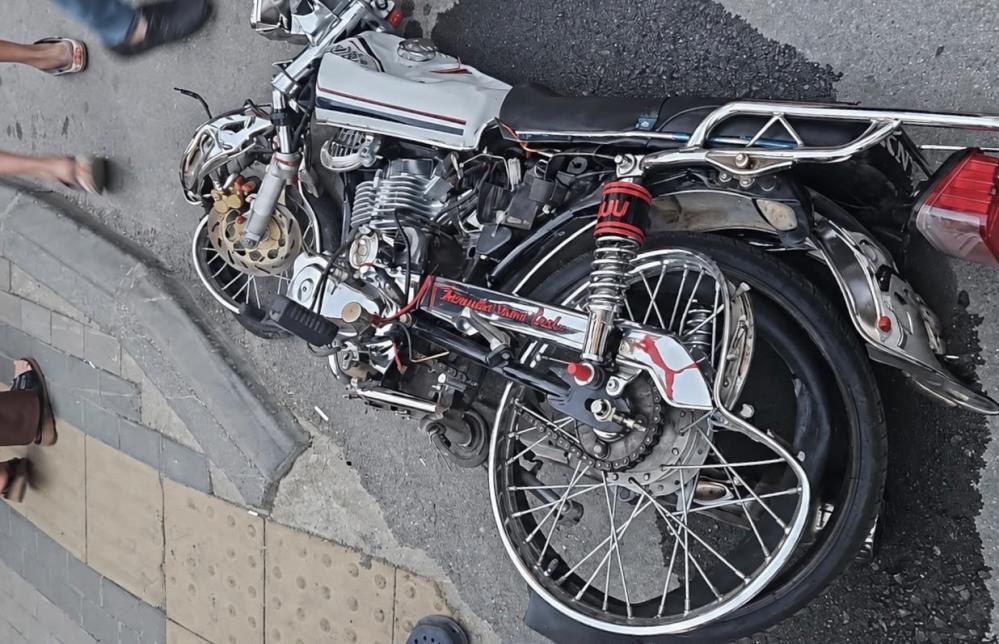 Otomobille çarpışan motosiklet sürücüsü ağır yaralandı