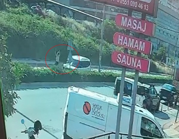 Hafif ticari aracın çarptığı sağlık çalışanı hayatını kaybetti