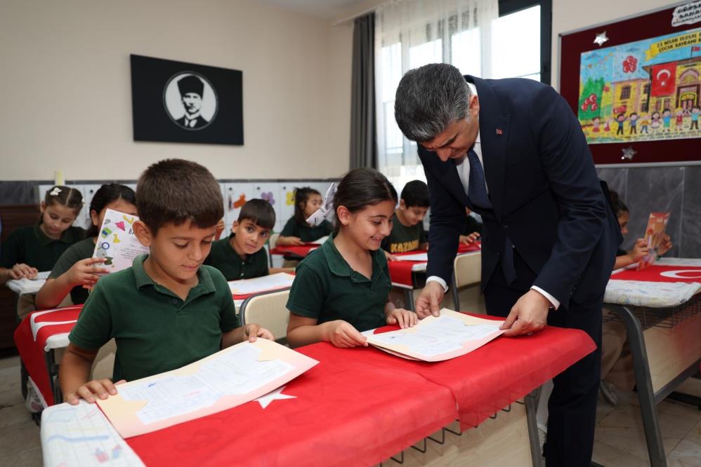 Kaymakam Şener, öğrencilerin karne mutluluğuna ortak oldu