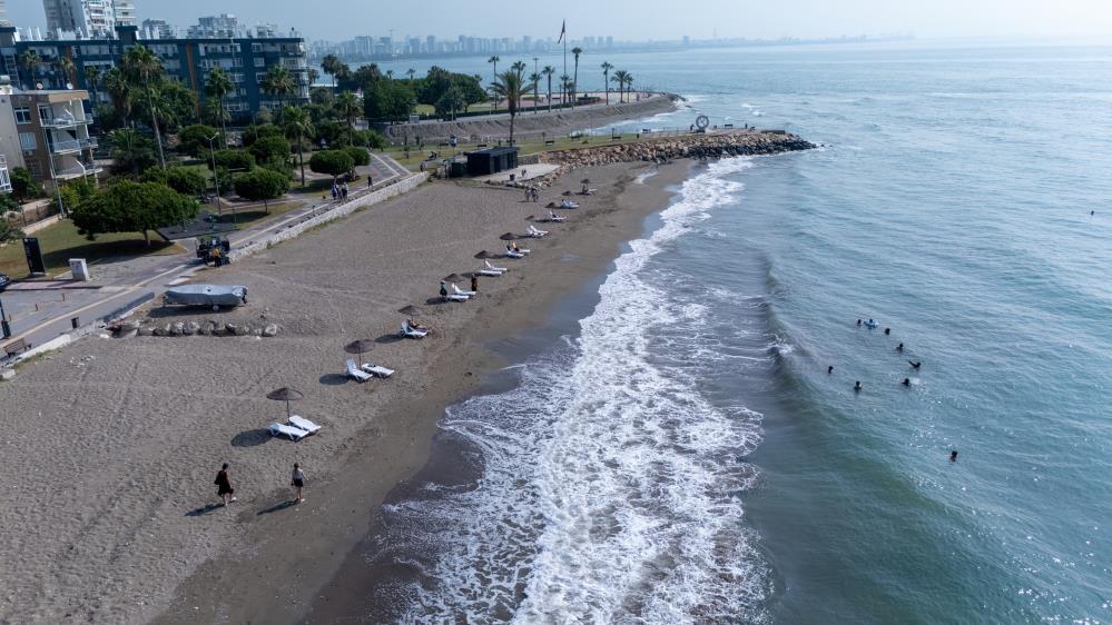 Belediye sahillerde ücretsiz şezlong hizmeti