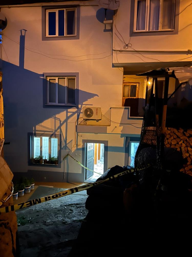 Rüyasında annesinin kendisini boğduğunu gördüğünü öne süren genç kız, annesini öldürdü