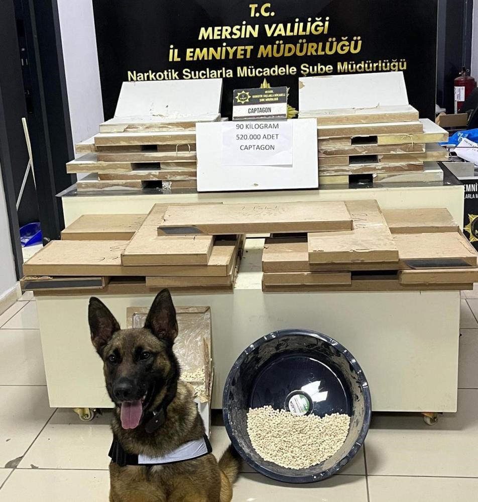 TV ünitelerine gizlenmiş 520 bin uyuşturucu hap ele geçirildi