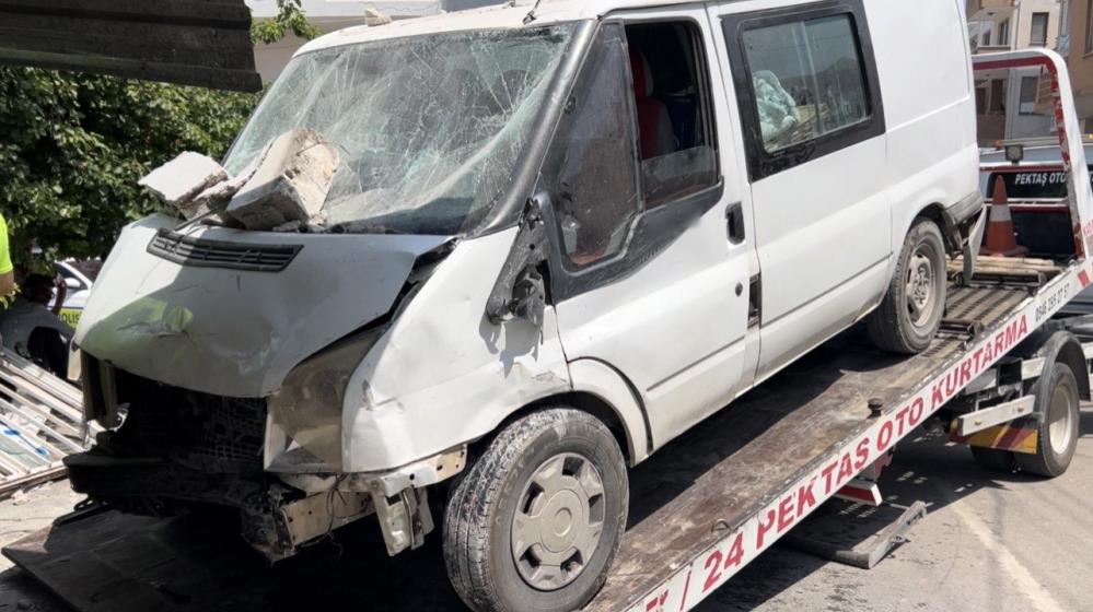 Pikapla çarpışan minibüs kıraathaneye daldı: 1 ölü, 3 yaralı