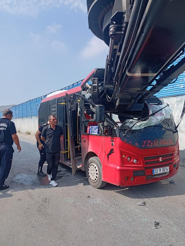 Minibüs ile vinç çarpıştı: 1 yaralı