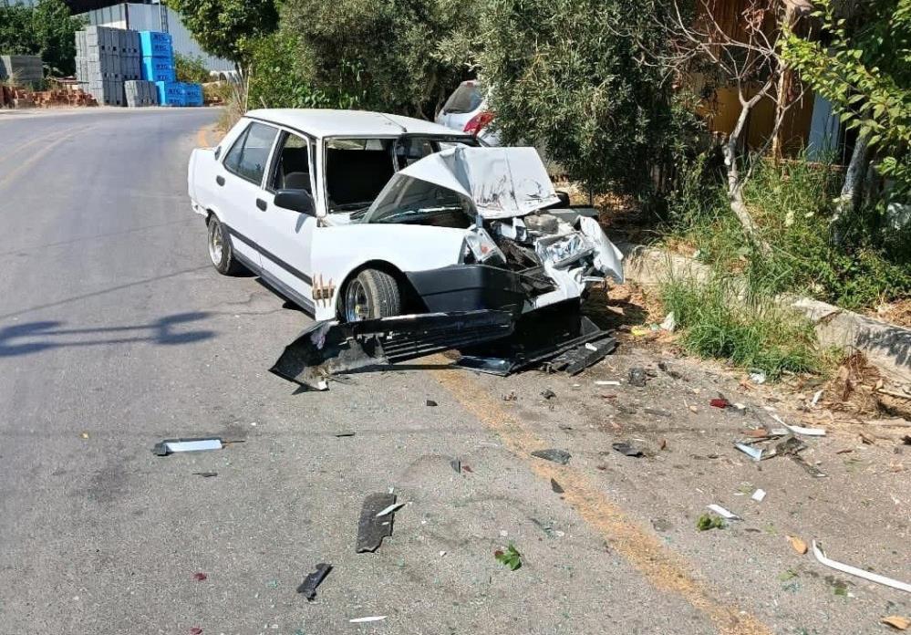 Virajı alamayan sürücünün park halindeki araca çarptı
