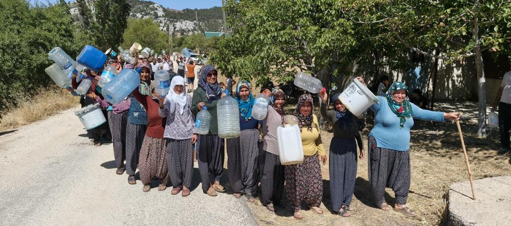 Bidonlarla su taşıyan köylüler destek istedi