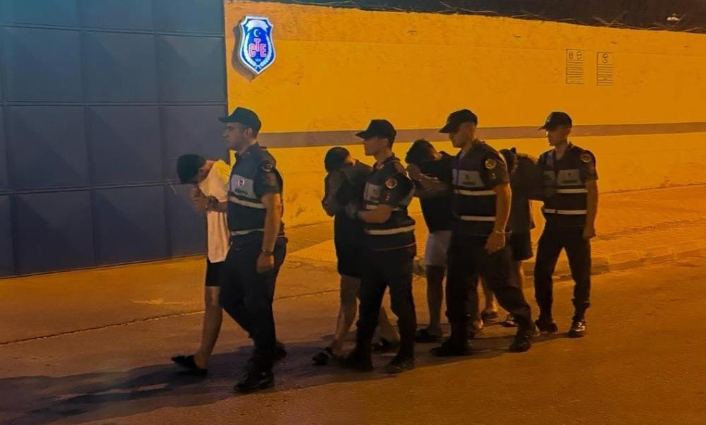 Kimlik göstermek yerine polise karşı gelen 4 şüpheli tutuklandı