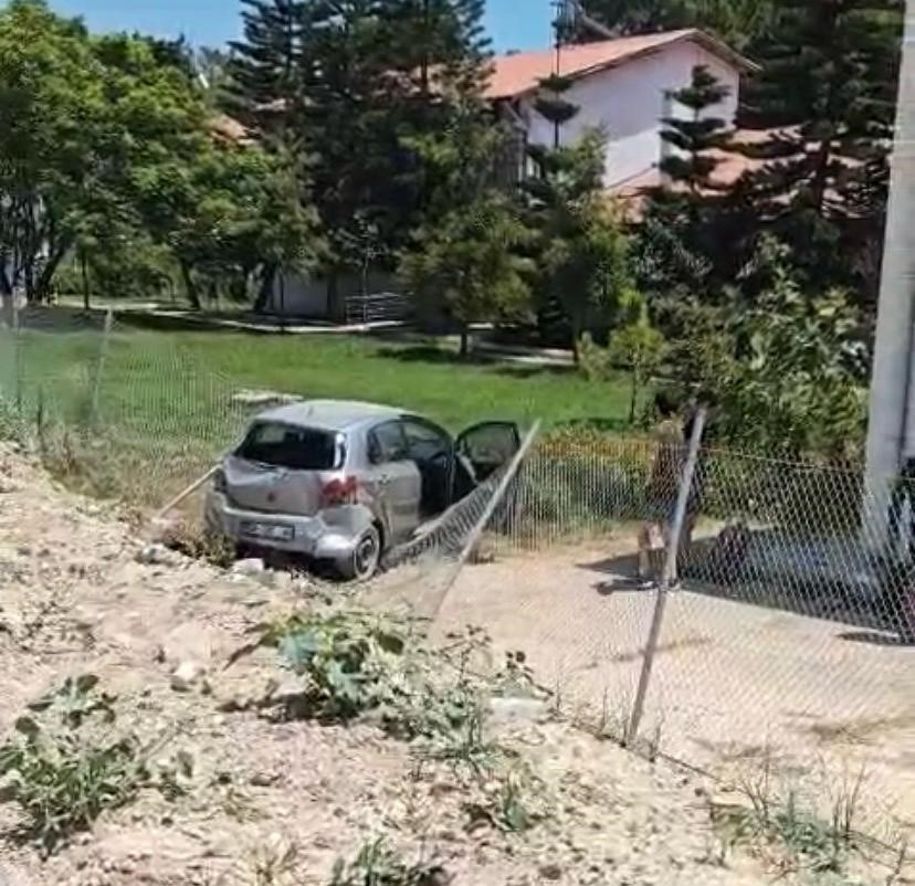 Zincirleme kazada otomobil enstitünün bahçesine düştü