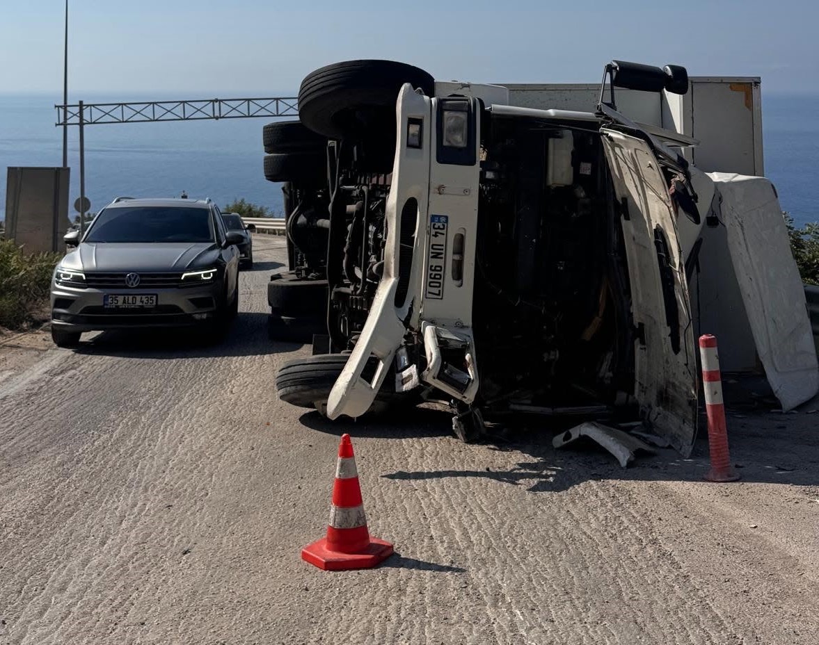 Aydıncık’ta Nakliye Kamyonu Devrildi: Sürücü Yaralandı