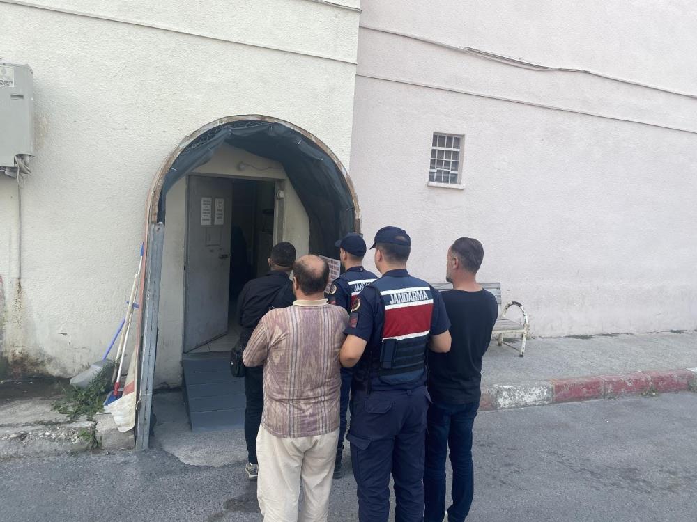 Hırsızlık zanlıları otomobille kaçarken yakalandı