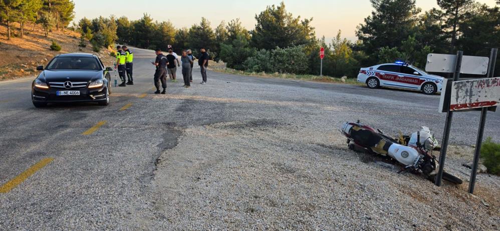 Motosiklet otomobile çarptı: 2 yaralı