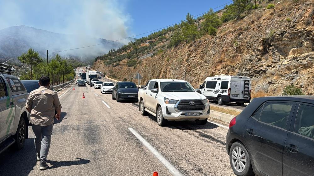 Aydıncık'taki orman yangınında 80 hane tahliye edildi