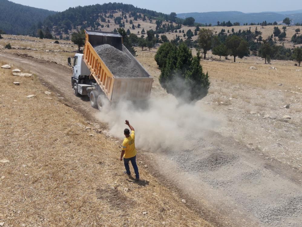 Kırsal mahallelerde yol çalışmaları sürüyor
